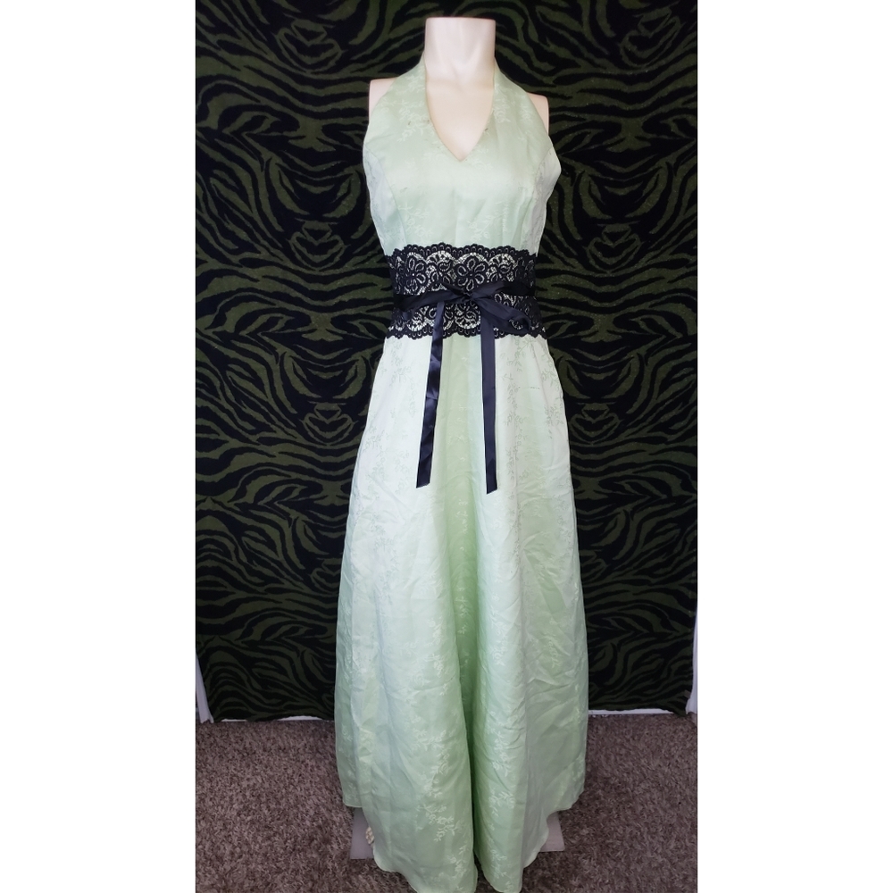 Formal green dress by Urban Girl Nites size 9/10.